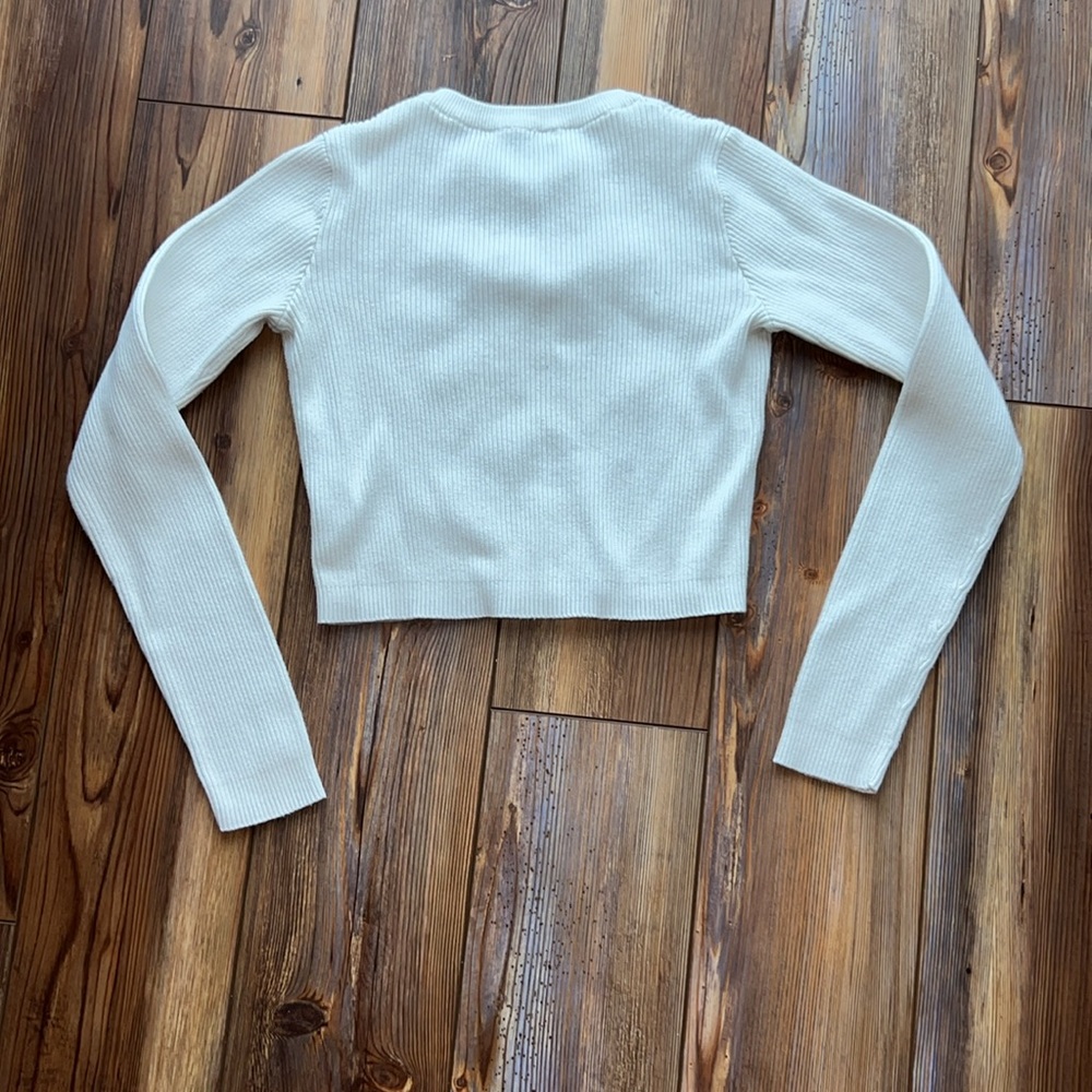 Brandy Melville Lomg Sleeve Cropped shirt - Picture 5 of 7